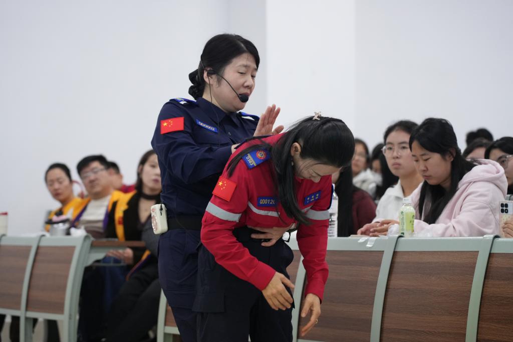 20251112急救演练 (18).JPG