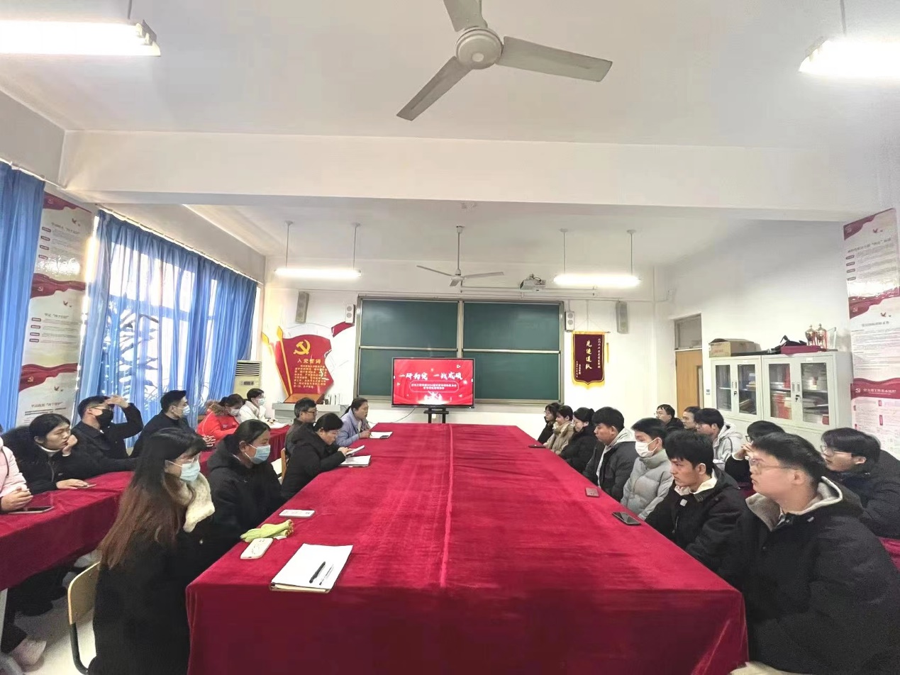 人们在看台上的人在房间里描述已自动生成 人们在看台上的人在房间里描述已自动生成