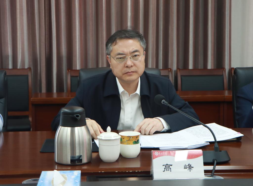 20240411学校党委理论学习中心组开展2024年第3次集体学习 (2).jpg