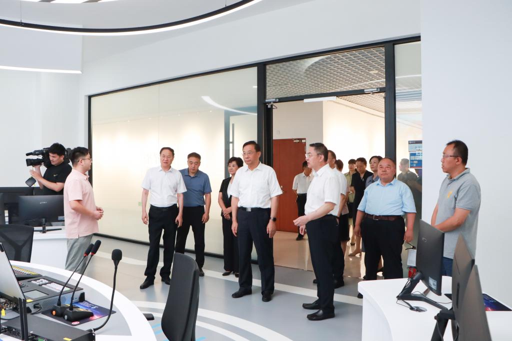 20240709枣庄市人大常委会主任邵士官来我校调研 (2).jpg